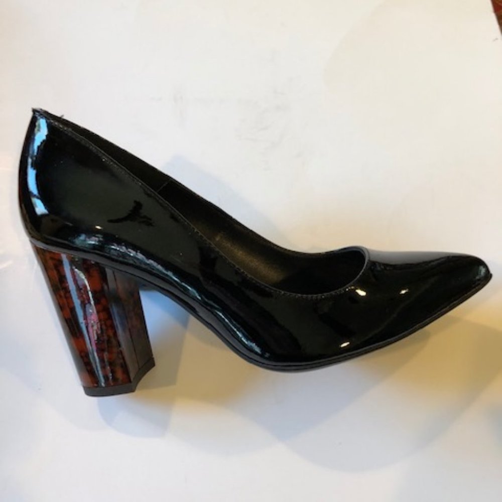 MADE IN SPAIN .  BLACK PATENT LEATHER PUMP, TORTOISE HEEL.